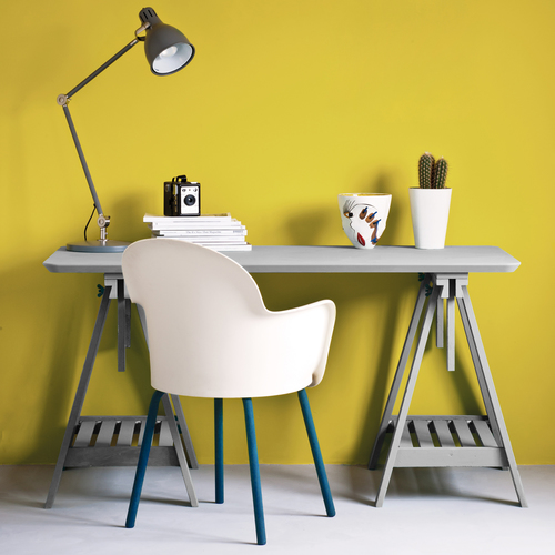Szaro-żółta aranżacja domowego biura w kolorach roku 2021